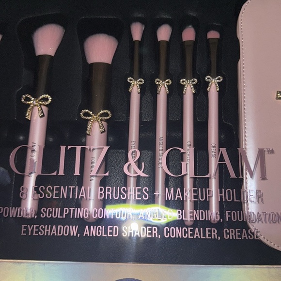 Glitz & Glam Bow makeup brushes viral 🎀🎀🎀💎💎💎 - Picture 5 of 14